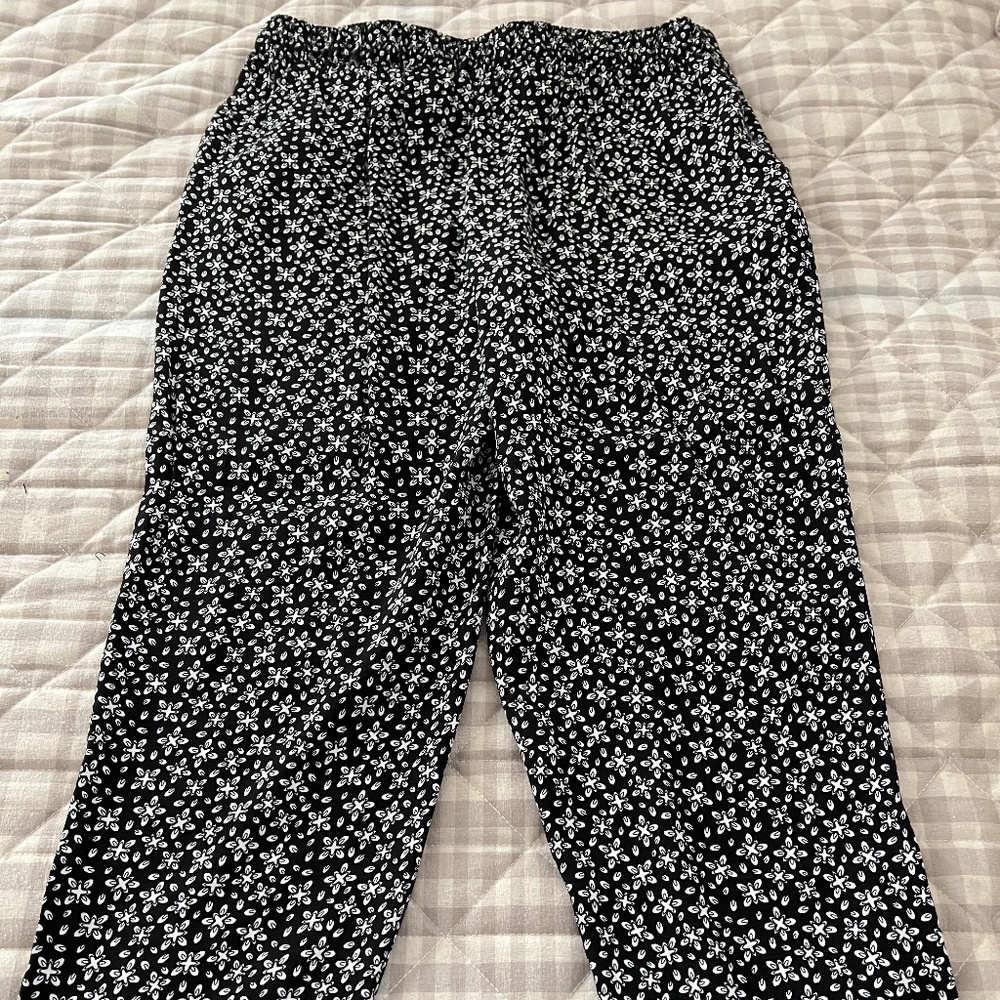 Loft Pull on Leg Pant; Black and White Print, Size Petite Medium